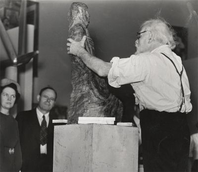 Henryk Glicenstein rzeźbiący w drewnie „Mandolinistę“, The Sculptors Guild, Nowy Jork, 29 września 1940 roku