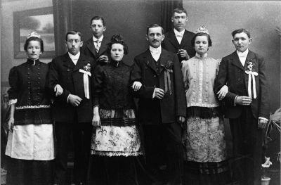 Polnische Hochzeit in Wilhelmsburg. Die Fotografie entstand vermutlich kurz vor dem Ersten Weltkrieg.