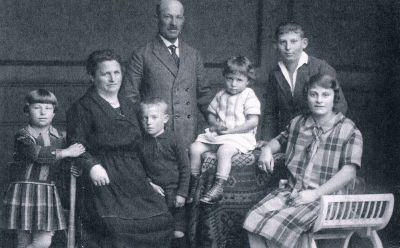 The Hirschkorns in Wawern ca. 1928. Paula, Sara, Norbert, Aron, Erna, Jakob, Sophie (from left). 