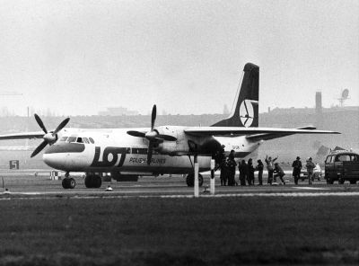 Am 22.11.1982 entführte Verkehrsmaschine der LOT nach der Landung in Tempelhof (West-Berlin). Einer der Passagiere wird auf dem Rollfeld von der Polizei nach Waffen durchsucht.