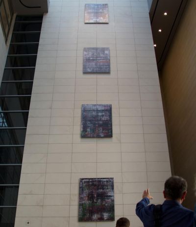 Der Bilderzyklus vertikal ausgerichtet im Besucherfoyer des Reichstagsgebäudes, Berlin 2019.