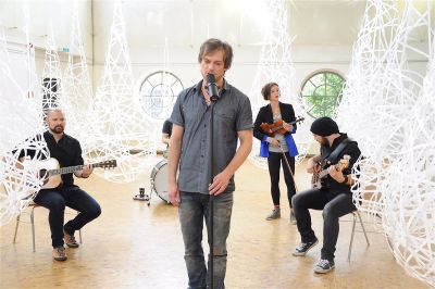 Thomas Godoj and his band in September 2015 making the music video of “Vermisst du nicht irgendwas” in the “Vernetzungen” exhibition by Danuta Karsten (with Dirk Hupe), in the engine house of the former Scherlebeck colliery in Herten.