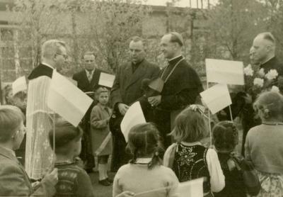 Weihbischof Hengsbach mit polnischen Kindern in Augustdorf 1955
