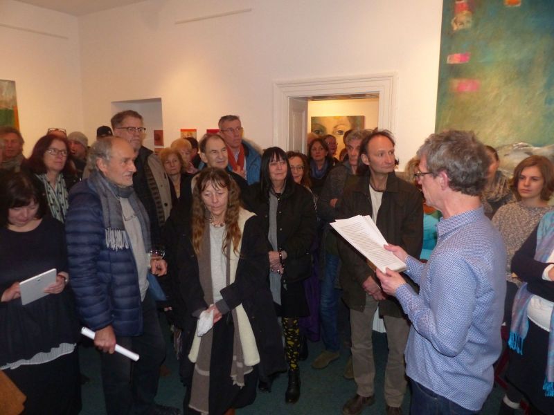 Publikum bei der Eröffnung der Ausstellung von Ewa Stefanski, 2019. – Es spricht Dr. Michael Grus.
