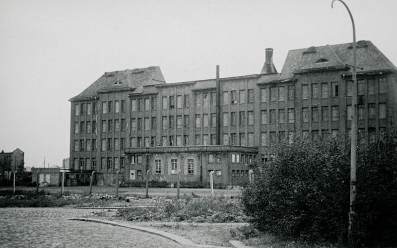 Die ehemalige Schule Bullenhuser Damm in Hamburg, Außenlager des Konzentrationslagers Neuengamme, nach der Räumung im Mai 1945. 